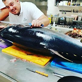 Chefkoch und frisch gefangener Thunfisch Chefkoch und frisch gefangener Thunfisch