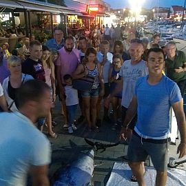 Begeisterte Touristen und 120 kg Thunfisch Begeisterte Touristen und 120 kg Thunfisch